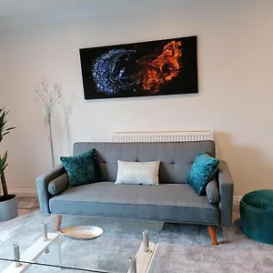 Luxury Modern 2 Bed Apartment, Free Undercroft Parking For 1 Car Apartment