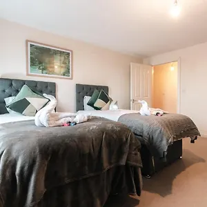Centre Loft: Spacious 3-bed With Secure Parking Apartment