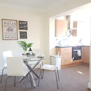K Suites - Alder Road - Free Parking Holiday home